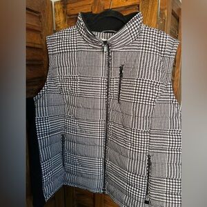 Calvin Klein Puffer Houndstooth lightweight vest. Stylish & comfortable.Classic
